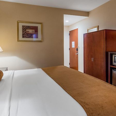 Best Western Plus Arena Hotel New York Bagian luar foto